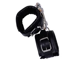 ZADO - kožené putá na zápästie s karabínou (čierne)
